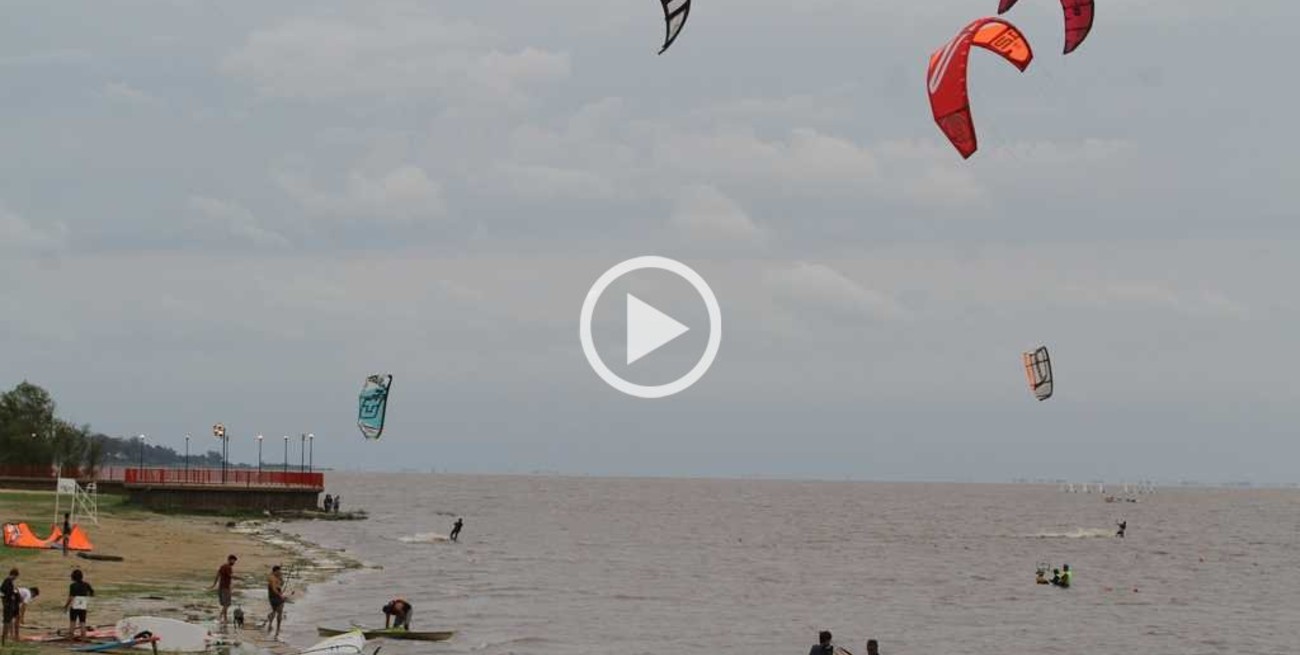 Video: espectacular maniobra de kitesurf en la Costanera 