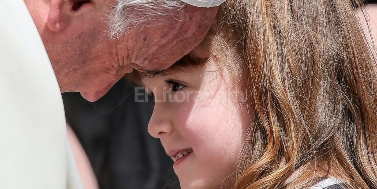 El papa recibió a la niña que pidió conocerlo antes de perder la vista y el oído