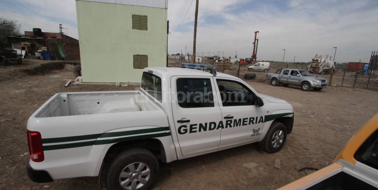 "Por aprietes de los Araya", tres fuerzas custodian una obra en Barranquitas Sur