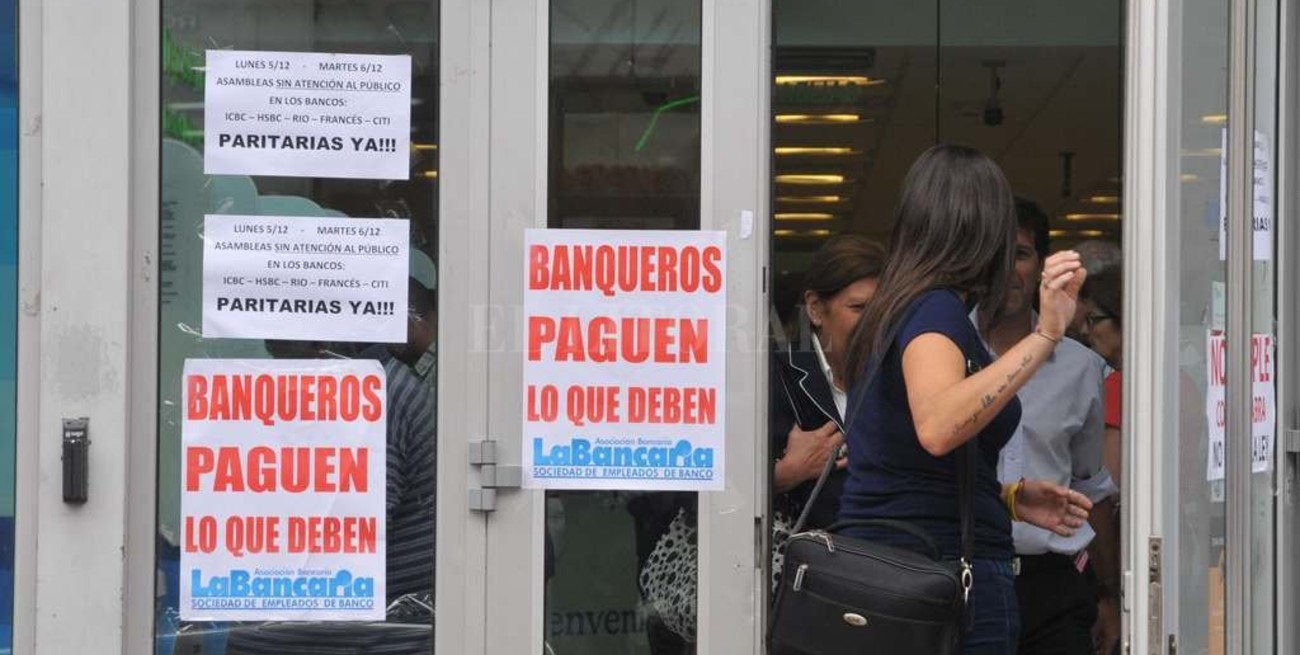 Bancarios declararán este lunes un paro en todo el país