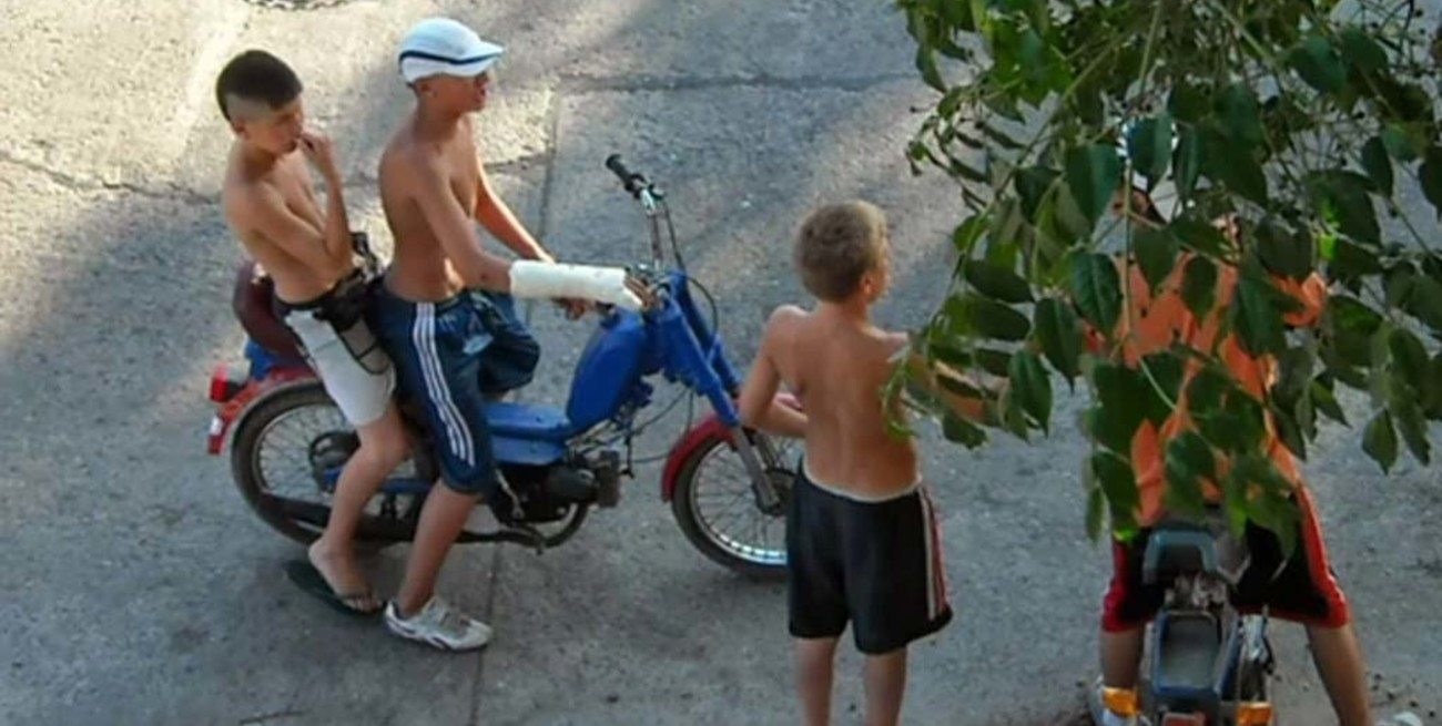 Un concejal propone prohibir el uso de gorras y capuchas por la noche