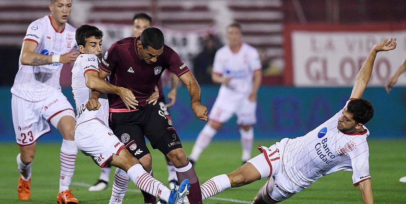 Lanús derrotó agónicamente a Huracán y es nuevo líder del torneo