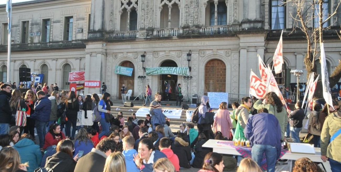 Becarios científicos de Santa Fe realizarán una olla popular frente a UNL