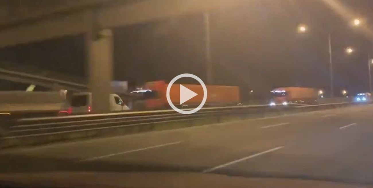 Manejaba en contra mano por la Autopista Panamericana, chocó contra un camión y murió