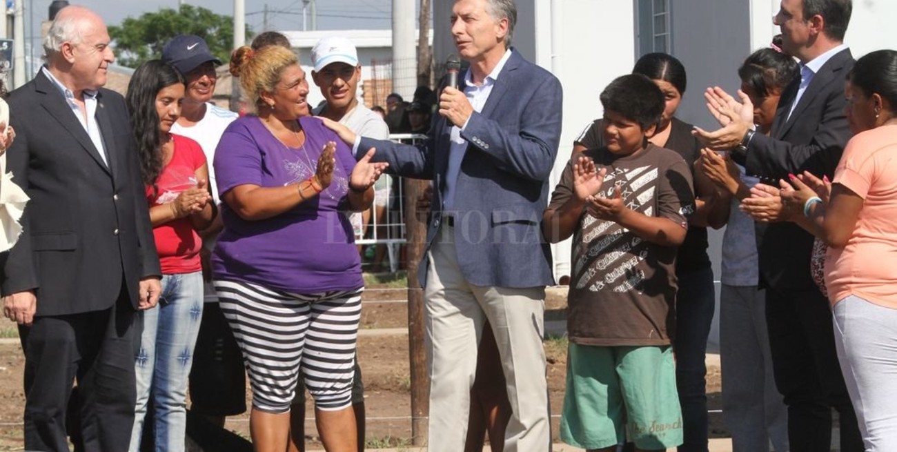 El presidente entregó las primeras ocho viviendas para inundados