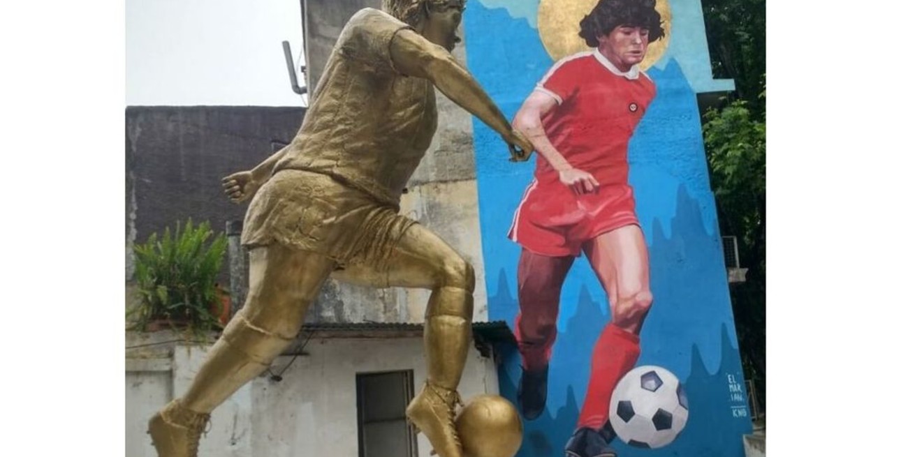 Homenajean a Maradona con un monumento y un mural