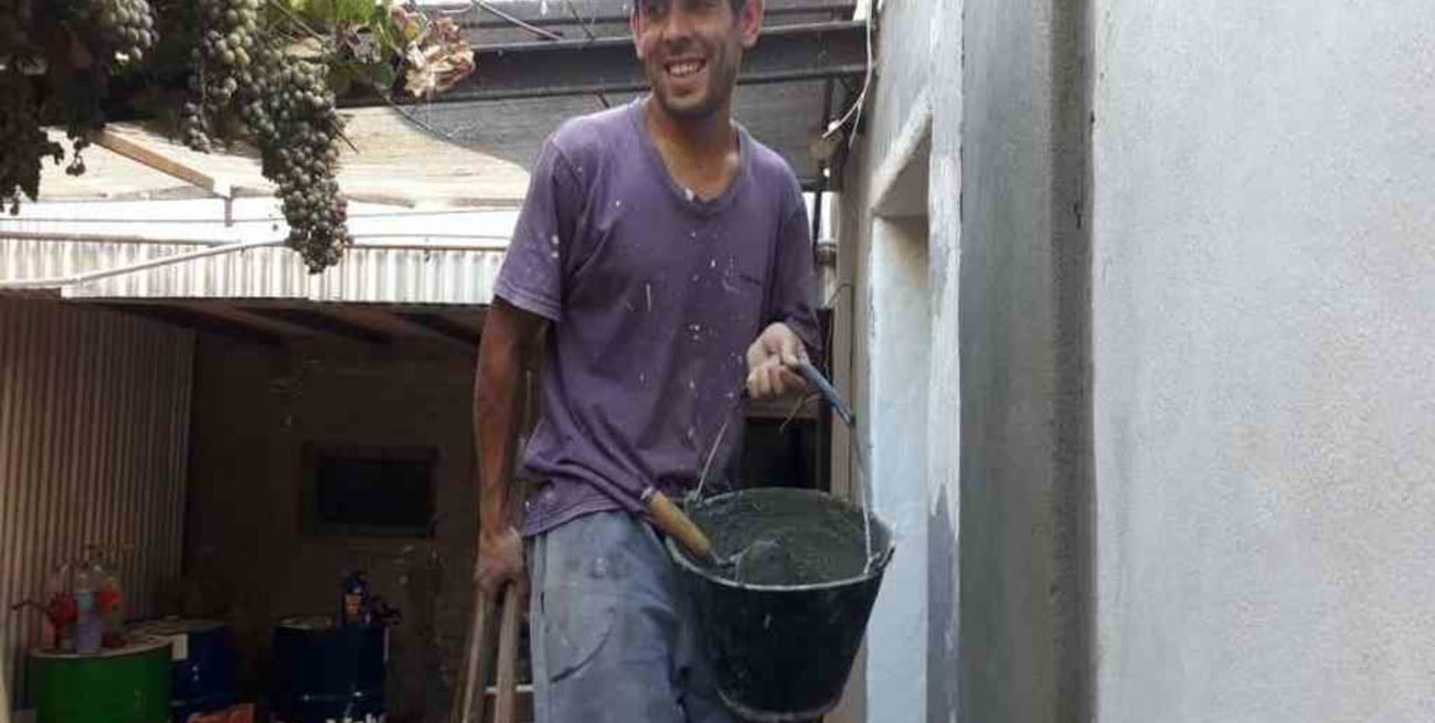 Un albañil encontró 250.000 pesos entre los escombros de una obra y los devolvió