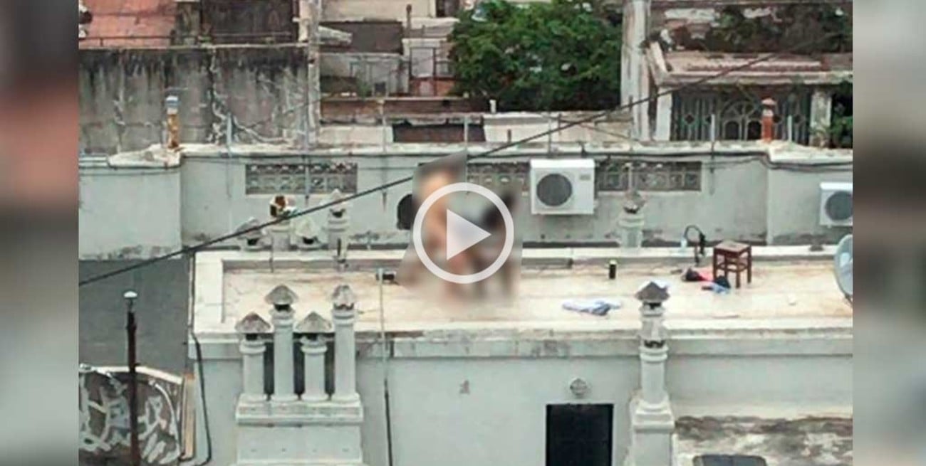 Tenían sexo en la terraza y los vecinos filmaron toda la secuencia