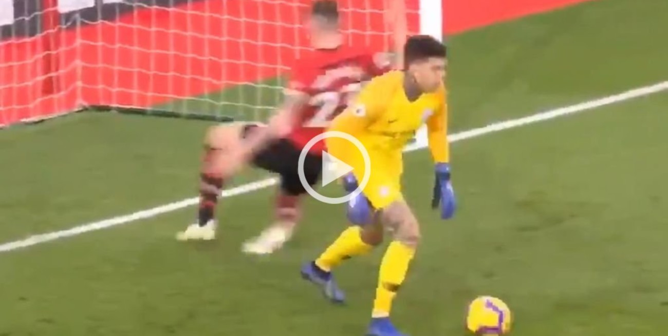 Viral: La arriesgada salida del arquero del Manchester City