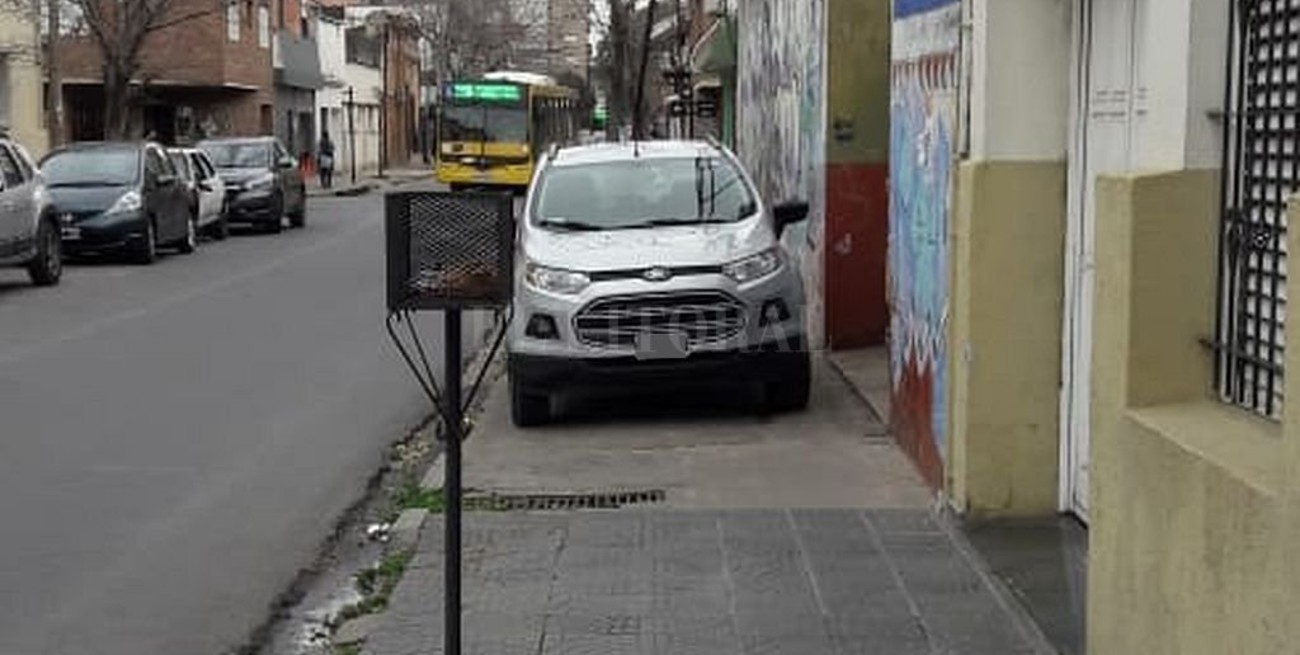 Una vereda a la medida de su auto