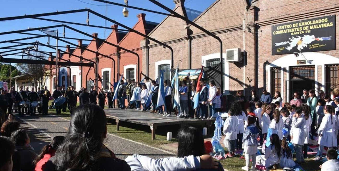 Tarde patriótica de banderas,  estudiantes y excombatientes
