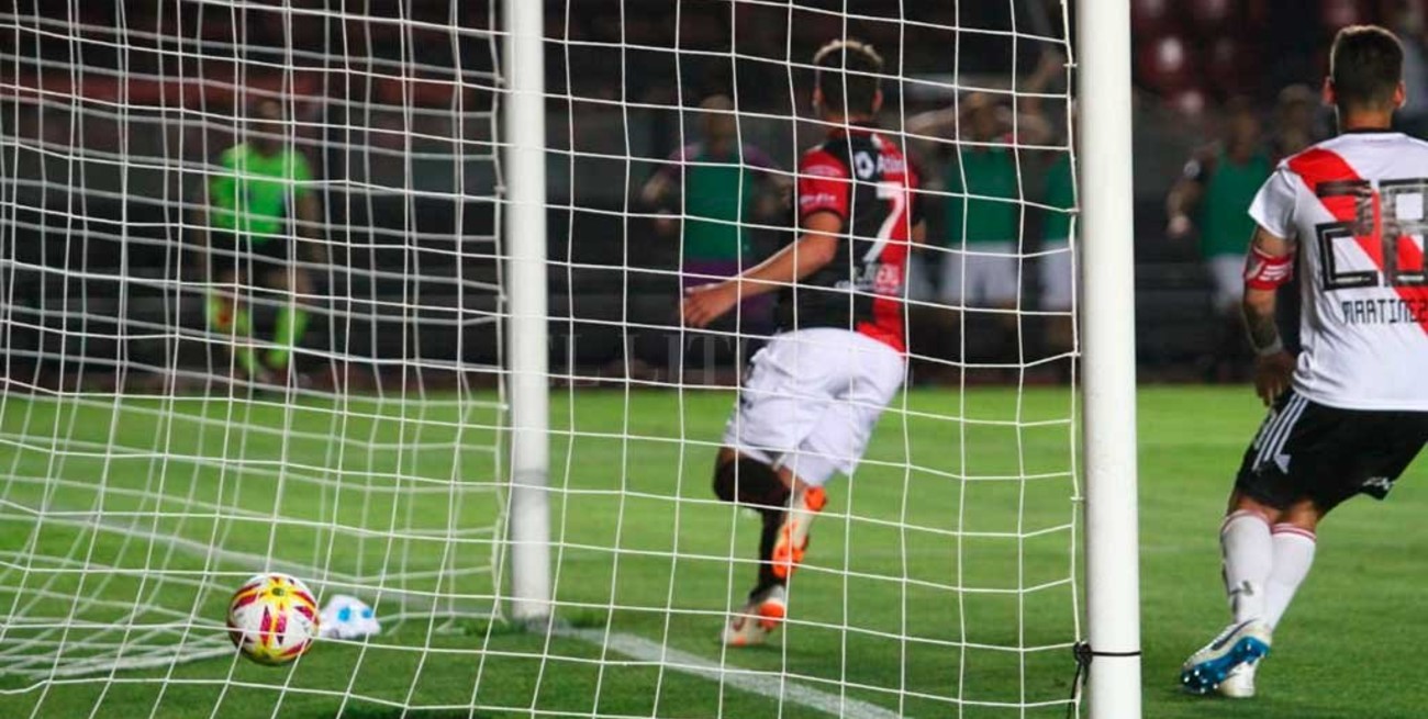 Colón ganó en Santa Fe y cortó la racha positiva de River