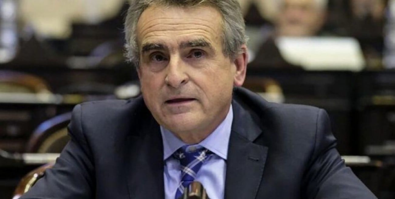 Rossi afirma que avanzarán en el reequipamiento de las FFAA "en la medida que lo permita el contexto económico"