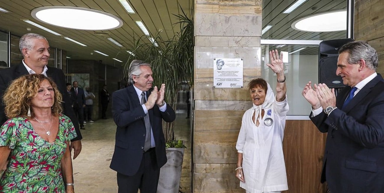 El presidente estuvo en el acto en el que se restituyó la placa al hijo de Taty Almeyda