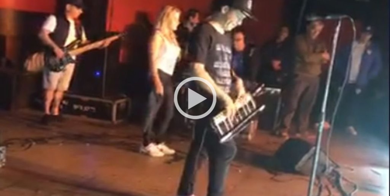 Promesa cumplida: los egresados aprobaron todas las materias y Damas Gratis tocó en su fiesta