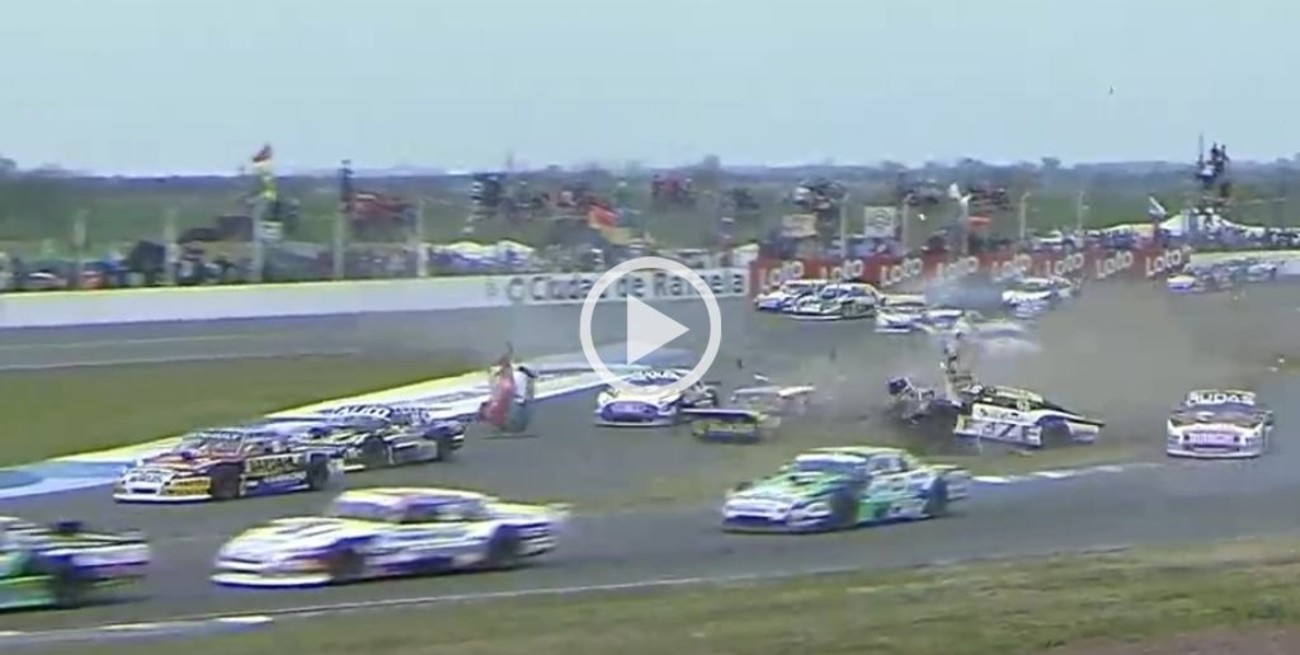 Video: fuerte accidente en el inicio del Turismo Carretera en Rafaela