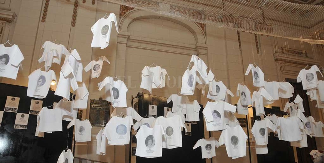 Búsqueda de identidad: 89 historias para una muestra