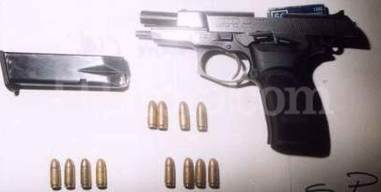 Atrapan a delincuente con un chaleco antibala y un arma reglamentaria