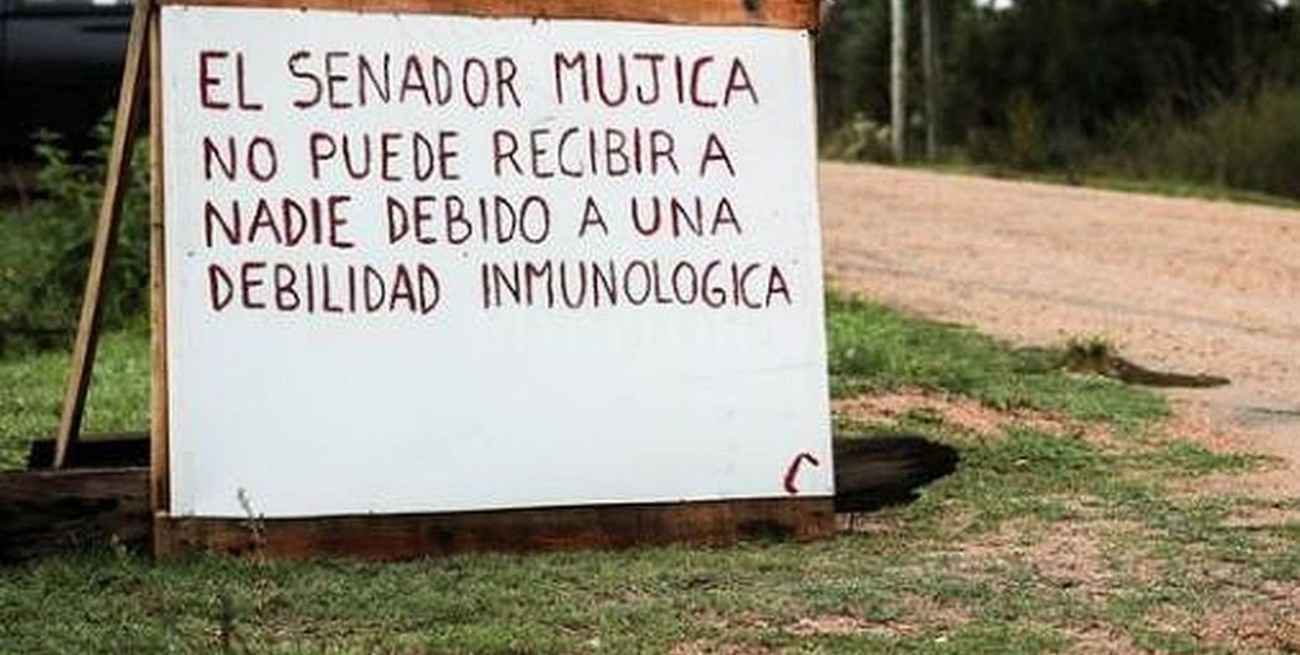 "Pepe" Mujica colocó un cartel frente a su casa para no recibir visitas