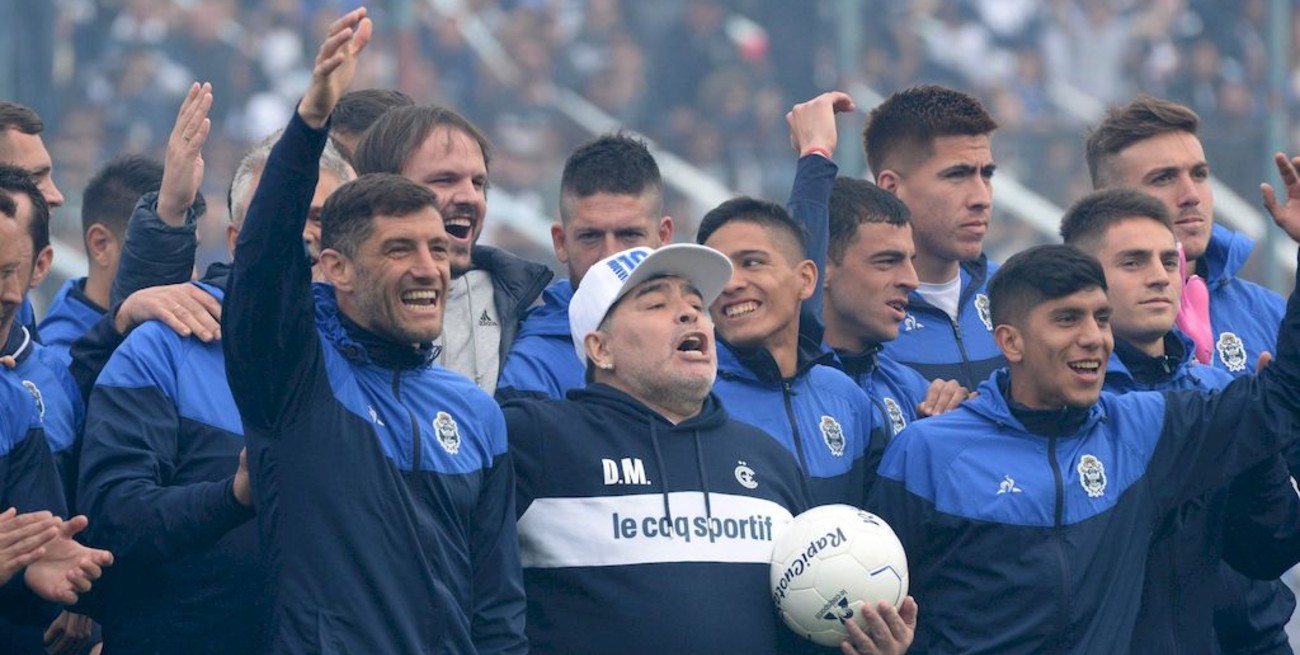 Maradona comienza a definir el once de Gimnasia que enfrentará a Racing