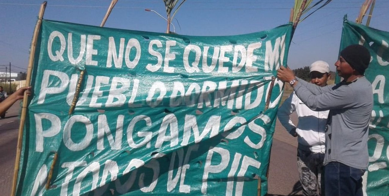 Obreros del Ingenio Las Toscas cortan la ruta 11 para pedir que haya zafra