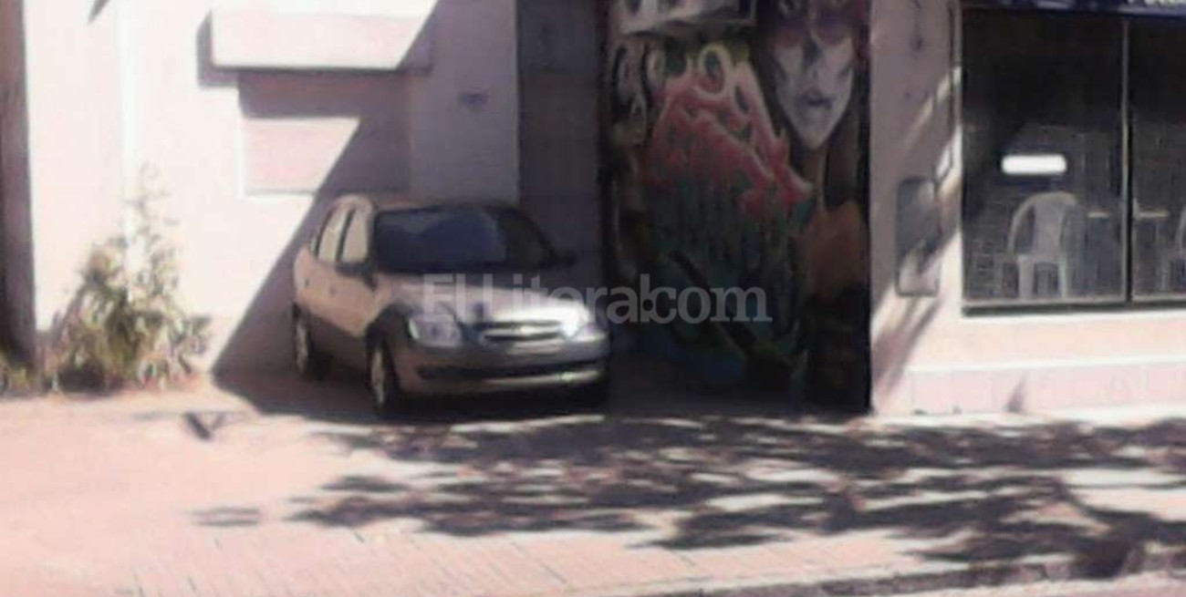 Usa la ochava de garaje y en cualquier momento le pone el techo