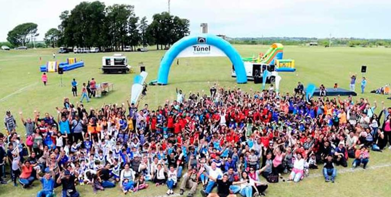El túnel subfluvial  vivió una  fiesta  a puro fútbol, juegos  y turismo  social