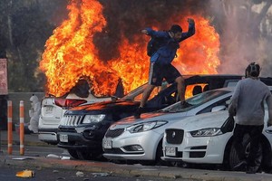Reuters ándalos. Para el gobierno chileno, los manifestantes que destruyeron vehículos y el patrimonio edilicio en Viña del Mar son meros delincuentes, que tienen que ser  tratados con todo el peso y el rigor de la ley .