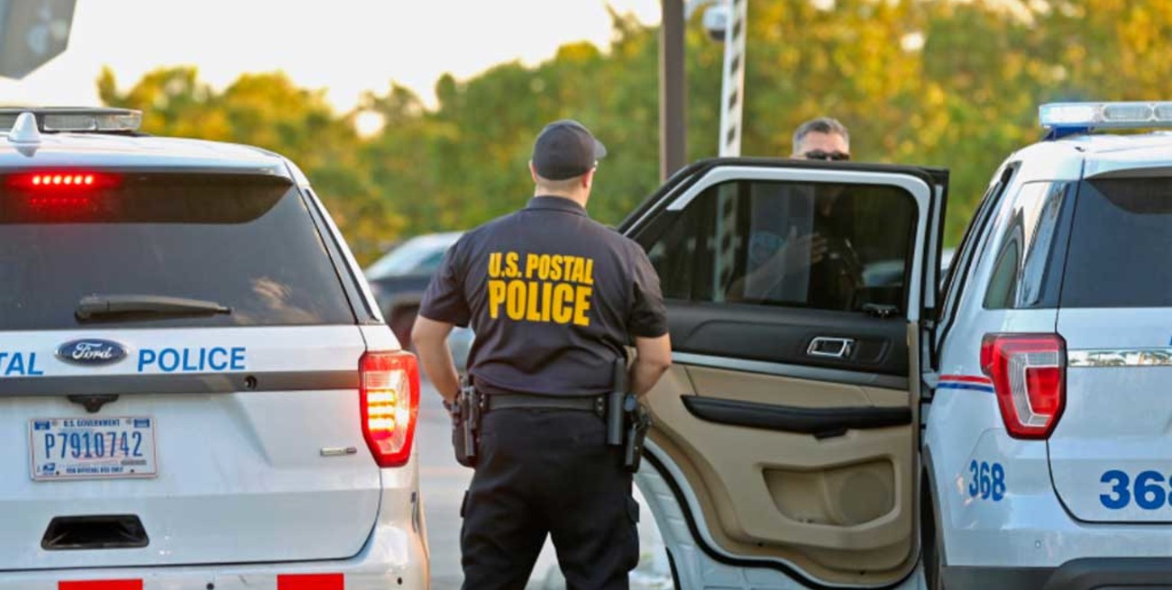 Policía registra oficina postal en Florida por paquetes bomba 