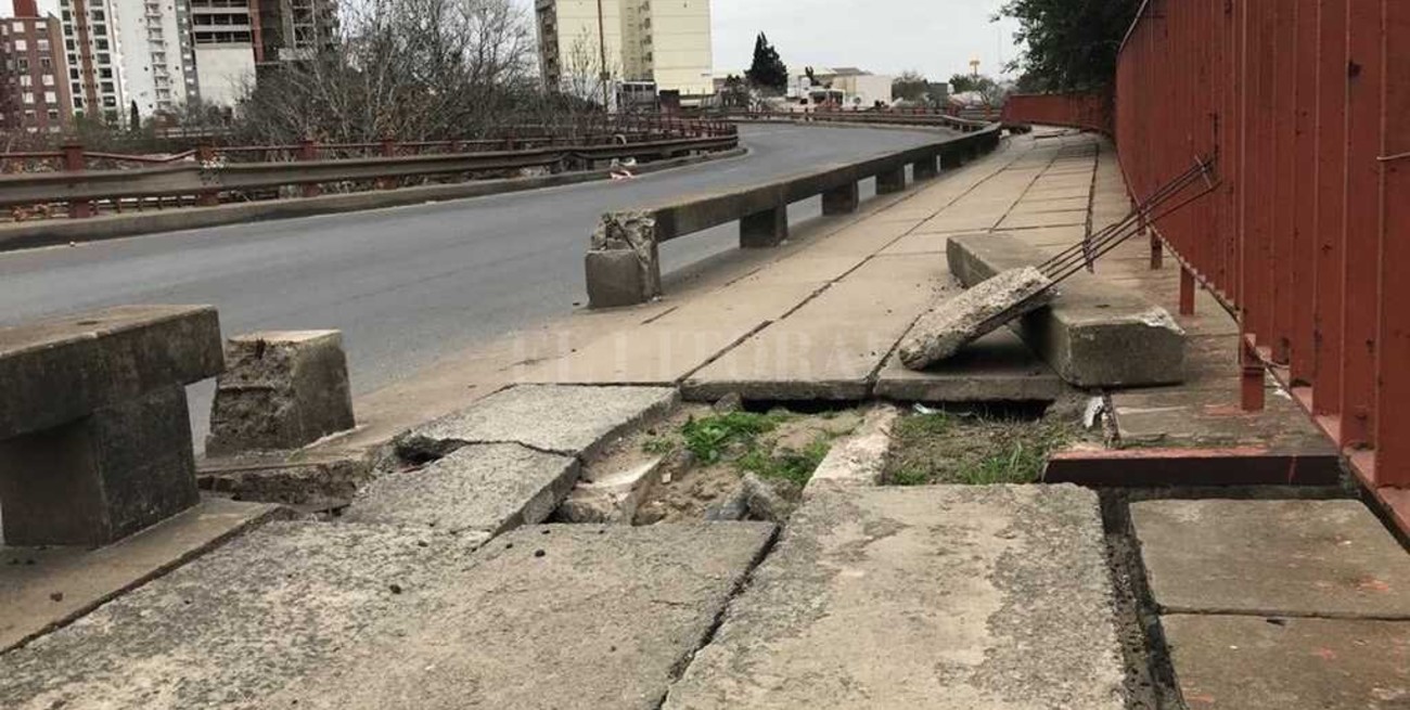 Viaducto Oroño: las veredas peatonales están en mal estado