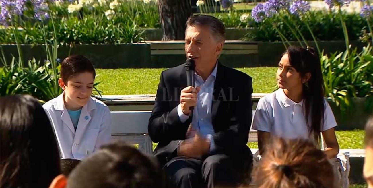 Macri celebró los 35 años del retorno a la democracia con alumnos de escuelas