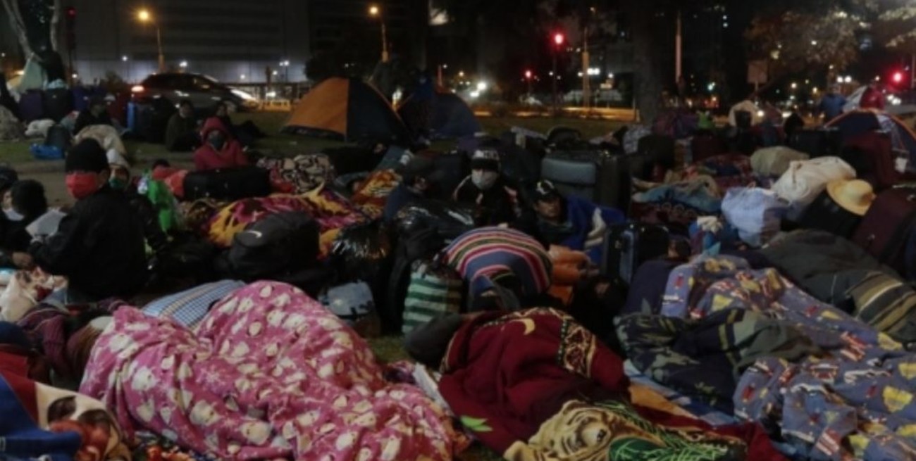 Cerca de 400 bolivianos acampan frente a su consulado en Chile y exigen el regreso a su país