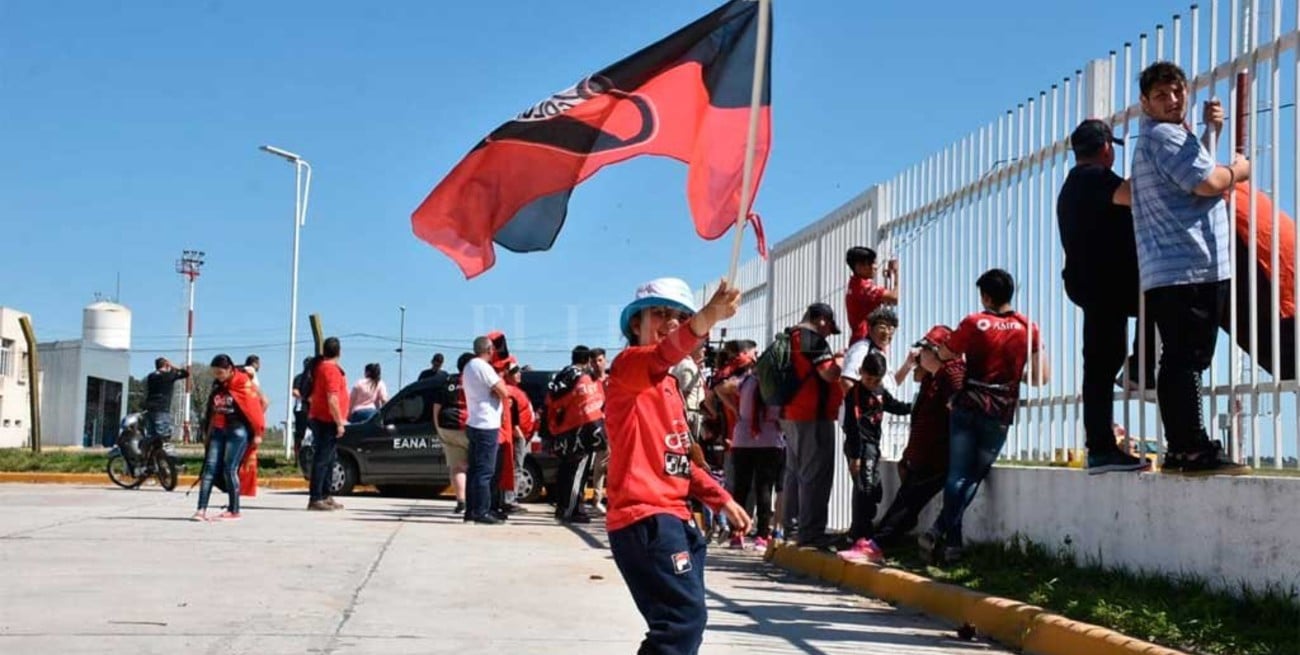 Hinchas de Colón despiden al equipo que viaja rumbo a Brasil