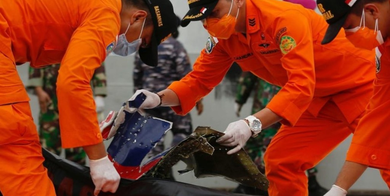 Indonesia localiza las cajas negras del avión estrellado