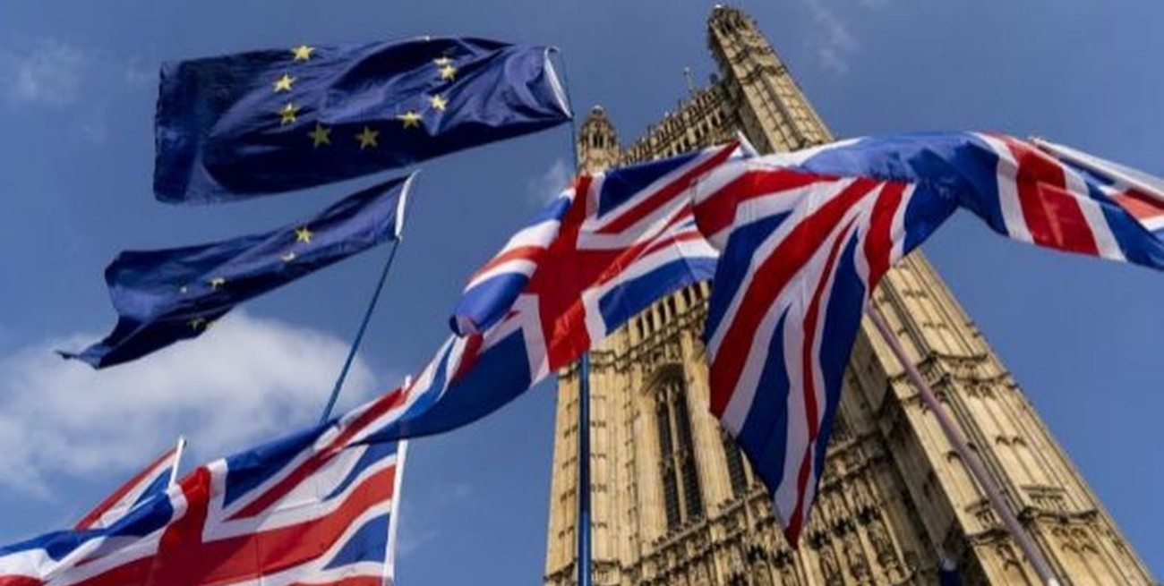 La libra se desploma ante la suspensión del Parlamento británico