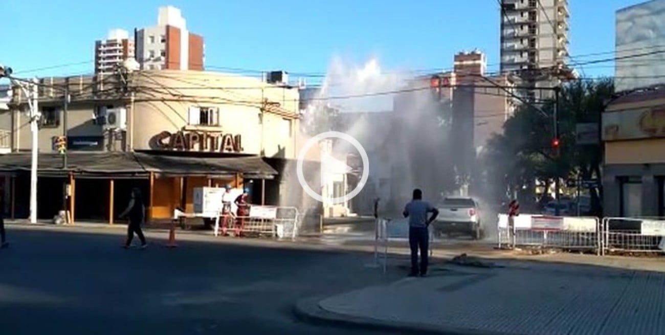 Video: un trabajo de ASSA se convirtió en una "fuente" en Urquiza y Bulevar Pellegrini
