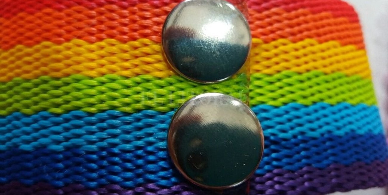 Polémica por un alumno al que le hicieron quitar una pulsera del colectivo LGTB