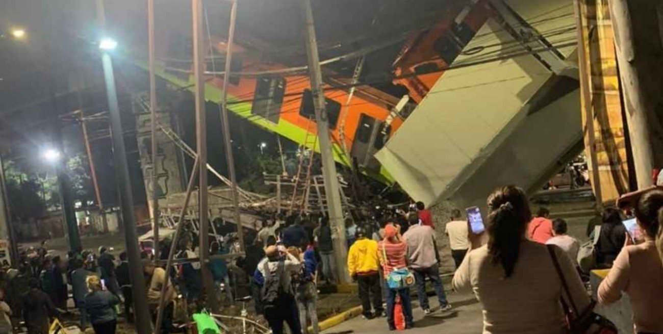 Al menos 15 muertos y 70 heridos tras el derrumbe de un puente ferroviario en México 