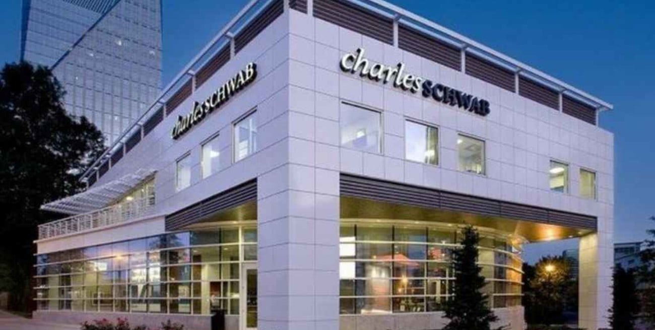 Se niega a devolver más de un millón de dólares que le depositaron por error