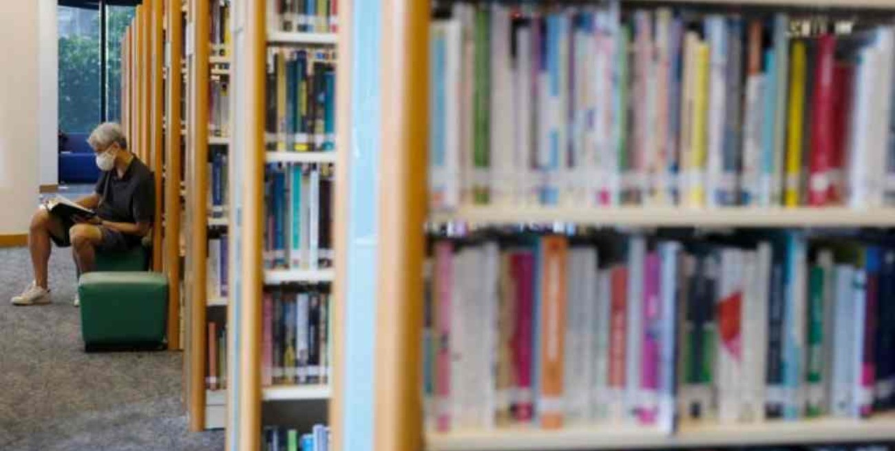 Hong Kong: retiran libros prodemocracia, prohiben material escolar e intervienen el canal estatal de televisión