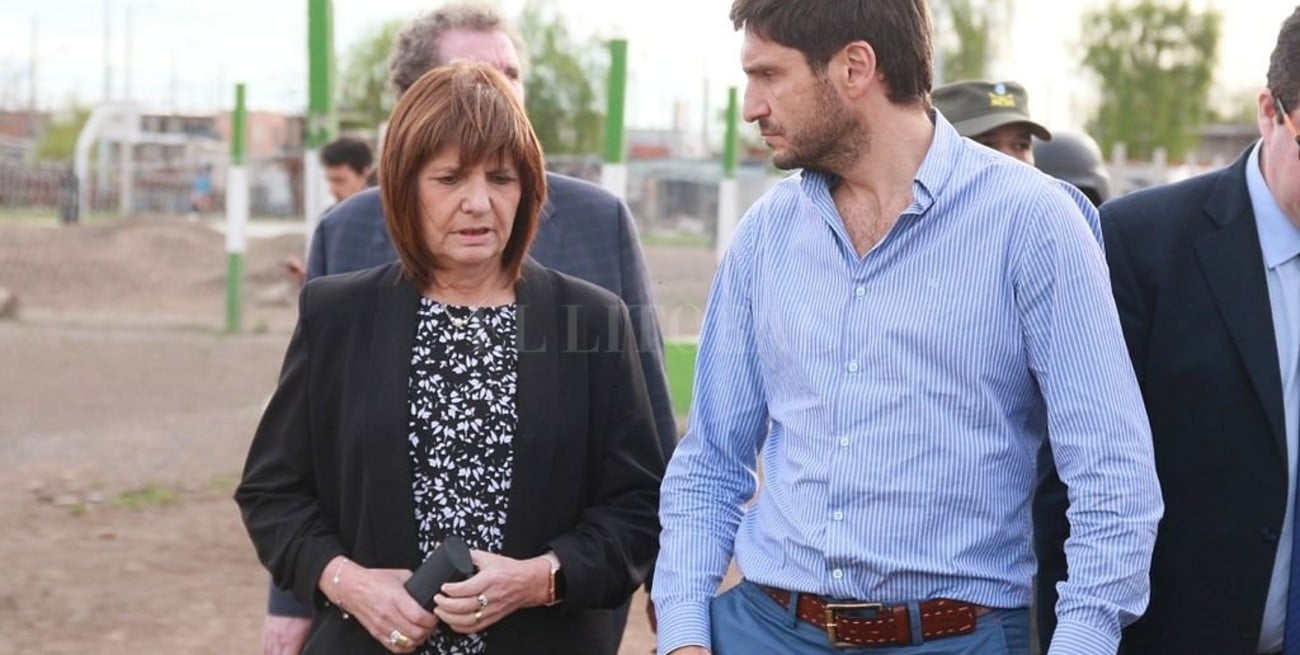 Bullrich y Pullaro recorrieron el barrio Las Flores de Rosario