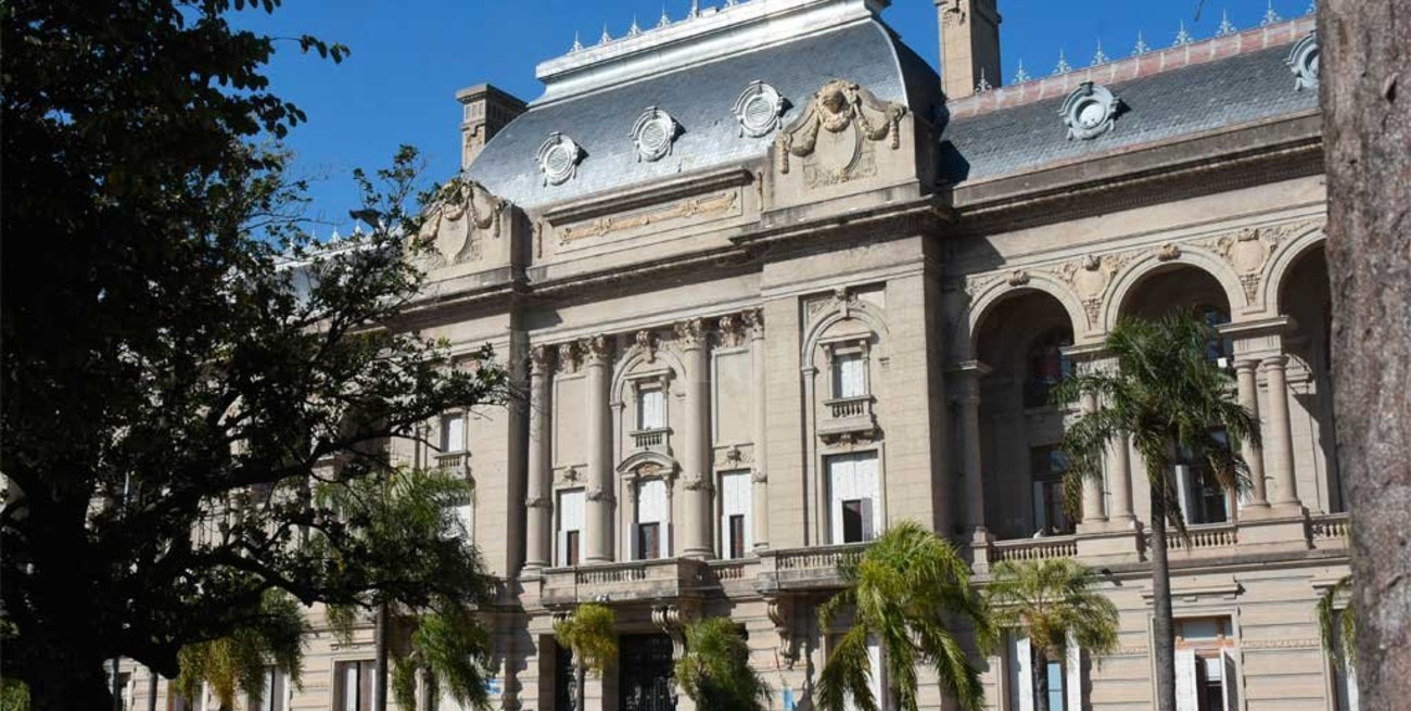 Aumento a empleados públicos y docentes de Santa Fe: sólo se liquidará a gremios que hayan aceptado 