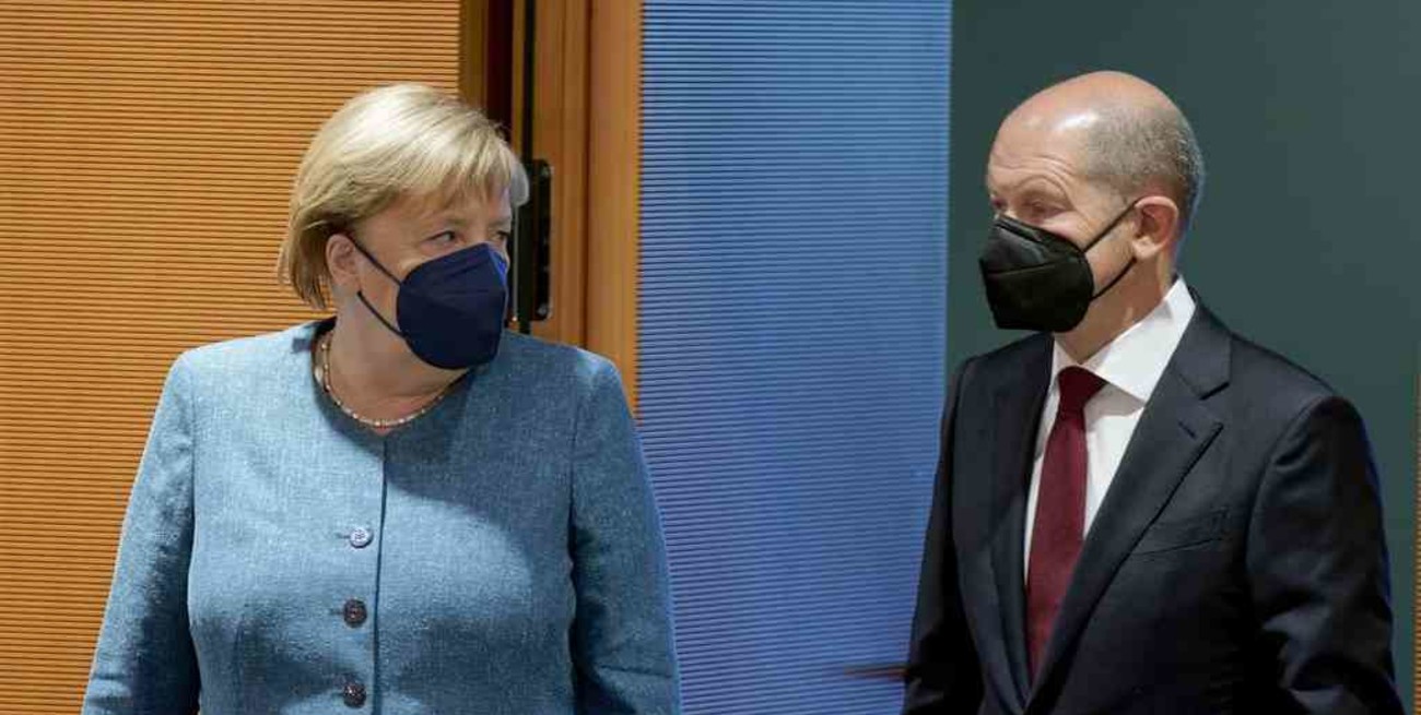 Merkel felicitó a Olaf Scholz por su "éxito" electoral en Alemania