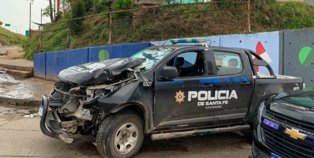 Rosario: una patrulla policial chocó contra una columna de alumbrado