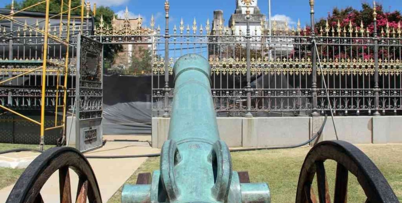 Restauran la reja del Pino Histórico en San Lorenzo