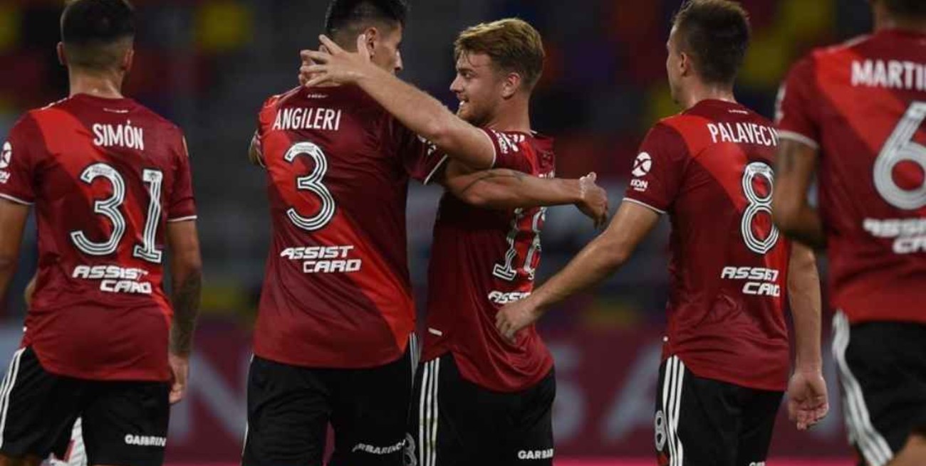 River goleó a Central Córdoba y se posicionó como única escolta de Colón en la zona 1  
