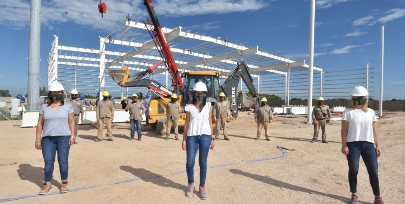 En la construcción, también hay cascos blancos para las mujeres