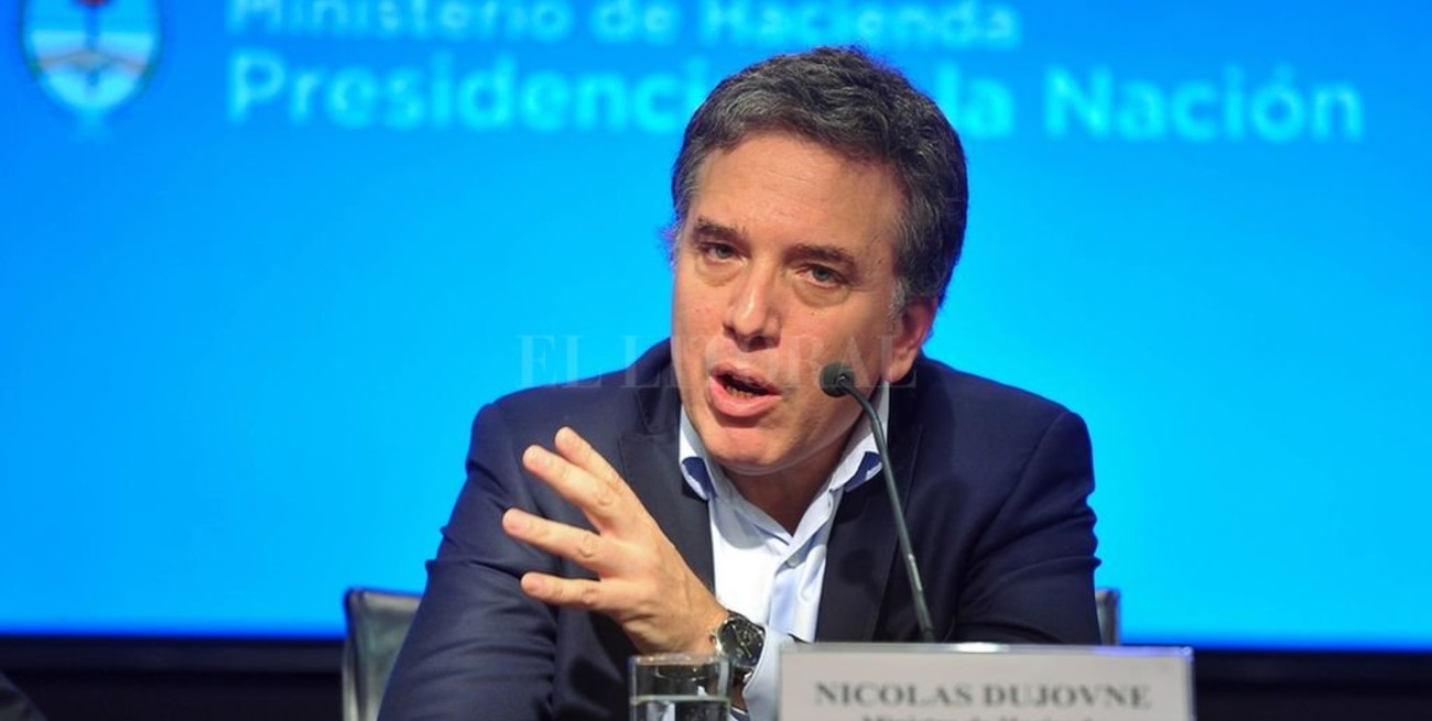 Para Dujovne, el salario real comenzará a recomponerse en noviembre