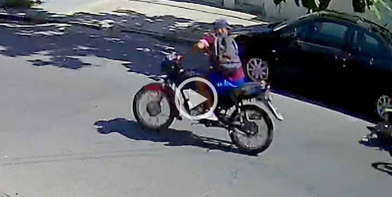 Video: arrancó a una mujer de su moto y la arrastró varios metros para robarle la mochila