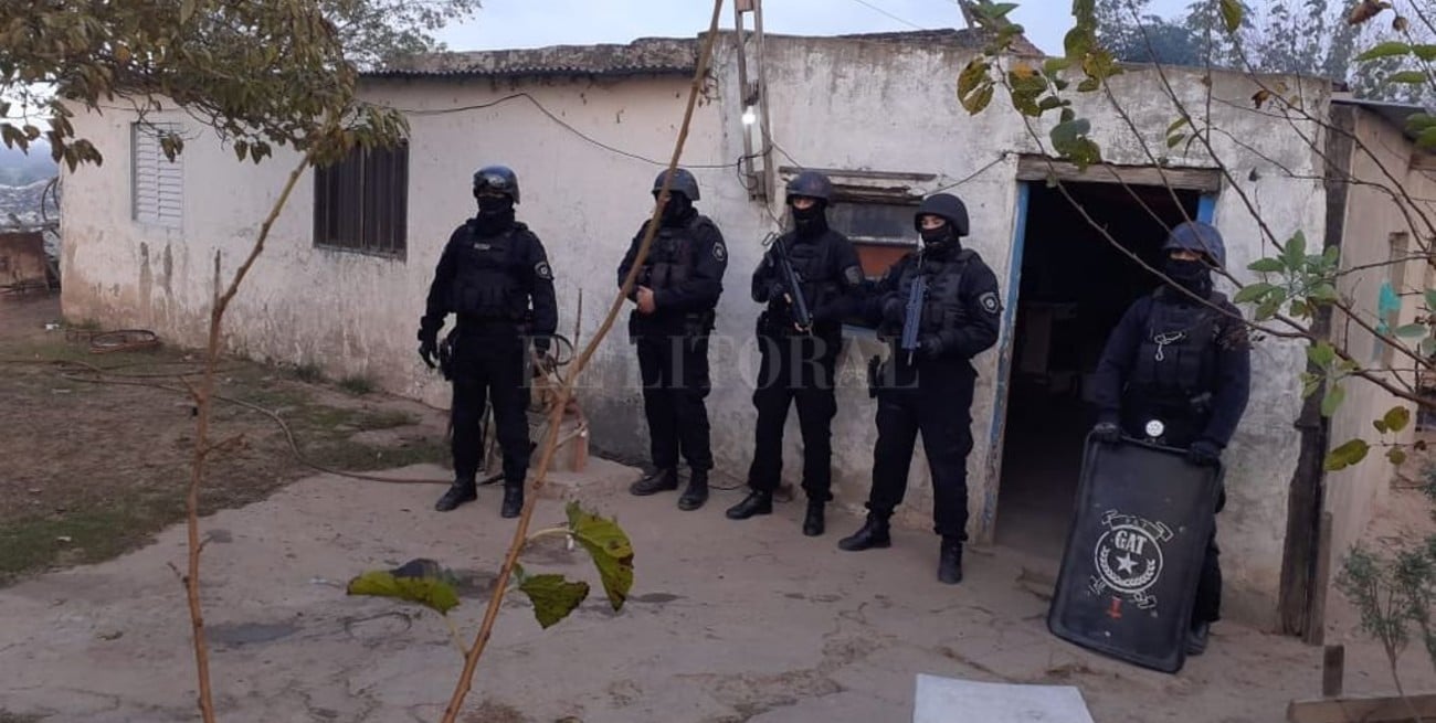 Múltiples allanamientos en barrio Los Hornos de Santo Tomé